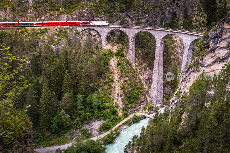 火车穿过兰德瓦瑟高架桥，raethian铁路- Graubunden，瑞士